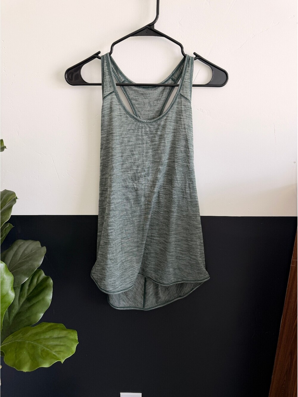 Lululemon Size 8 Essential Tank in Heathered Dark Forest